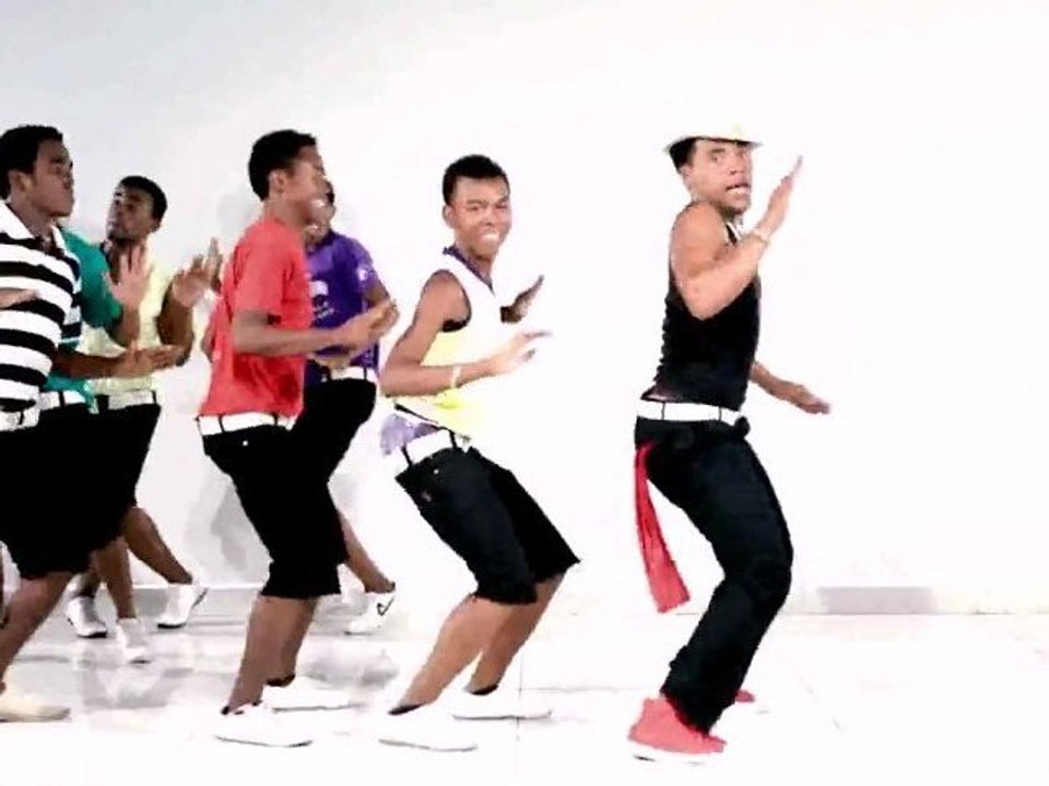 TSILIVA   -   MIALA TEO ZE TSY MIHETSIKA