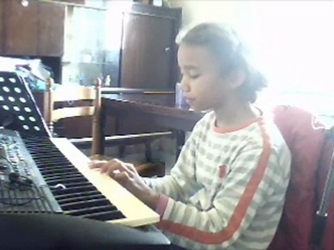 Xanatrë 9 ans interpréte au Nom de l'amitié d'Atalozur