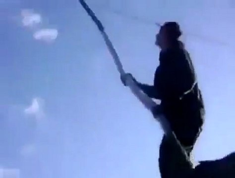 Humour/Regis Touche une ligne électrique avec un bout de bois !!