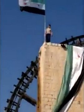 فري برس حماه المحتلة حي كازو رفع علم استقلال على قناطر النواعير2012 3 23