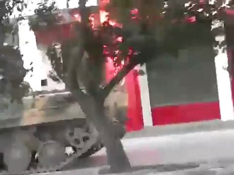 فري برس حماة المحتلة الدبابات تعمل كسيارات اجرة في المدينة 24 3 2012