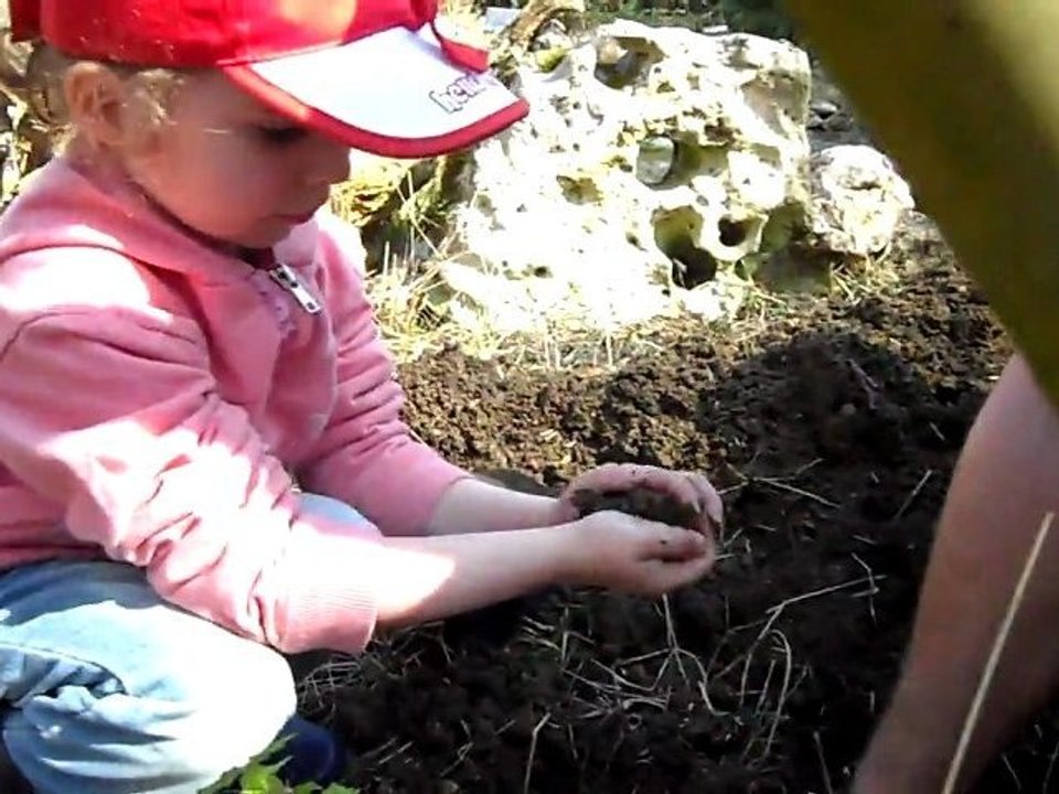 Aimy jardine avec papa