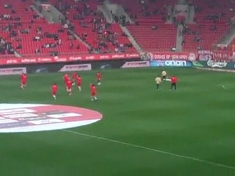 Είσοδος παικτών Ολυμπιακού για προθέρμανση