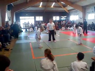 l'arbitre le déclare vainqueur