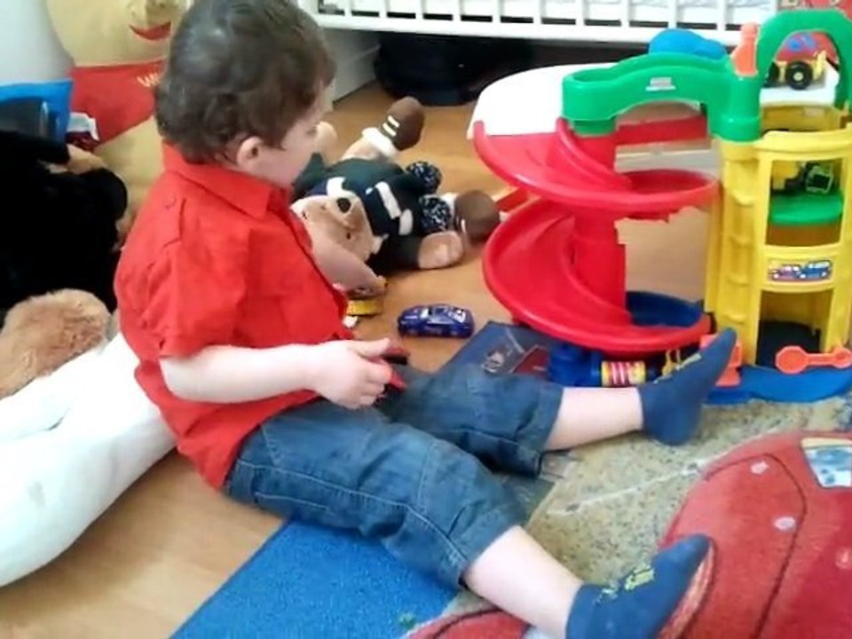 Cédric qui rigole et fait le fou avec son papou