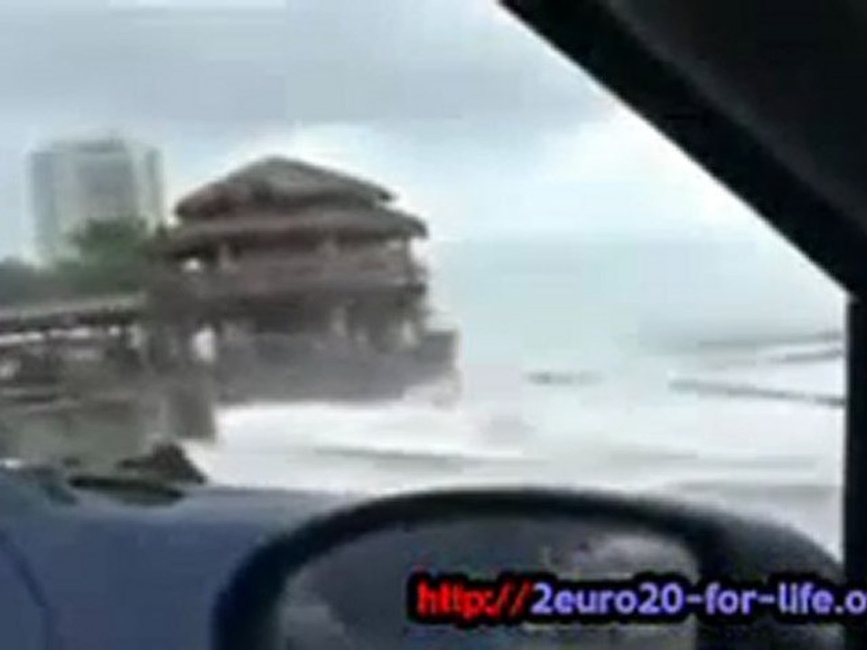 La Blonde du risque Kiffe grave les ouragans