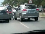 Femme en voiture percute un motard au Brésil
