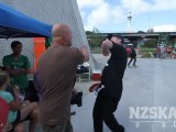 Craig Platt frappe des skaters à Vic Park