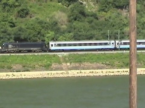Züge bei Kestert am Rhein, MRCE 182, 152, ERS 189, 155, Crossrail 185, Railion 185, 101, 2x 428