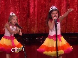 Sophia Grace et Rosie chantent  'Moment 4 Life'