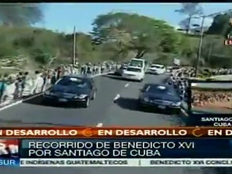 Benedicto XVI recorre Santiago a bordo del papamóvil