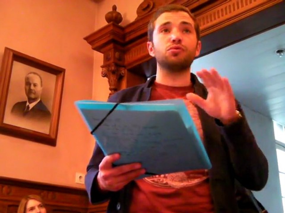 Matthew Guichard et Fatima Ouakki présentent le Comité consultatif des jeunes au conseil municipal de Romans