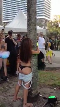 Fille ivre parle avec un arbre à l'Ultra Festival 2012