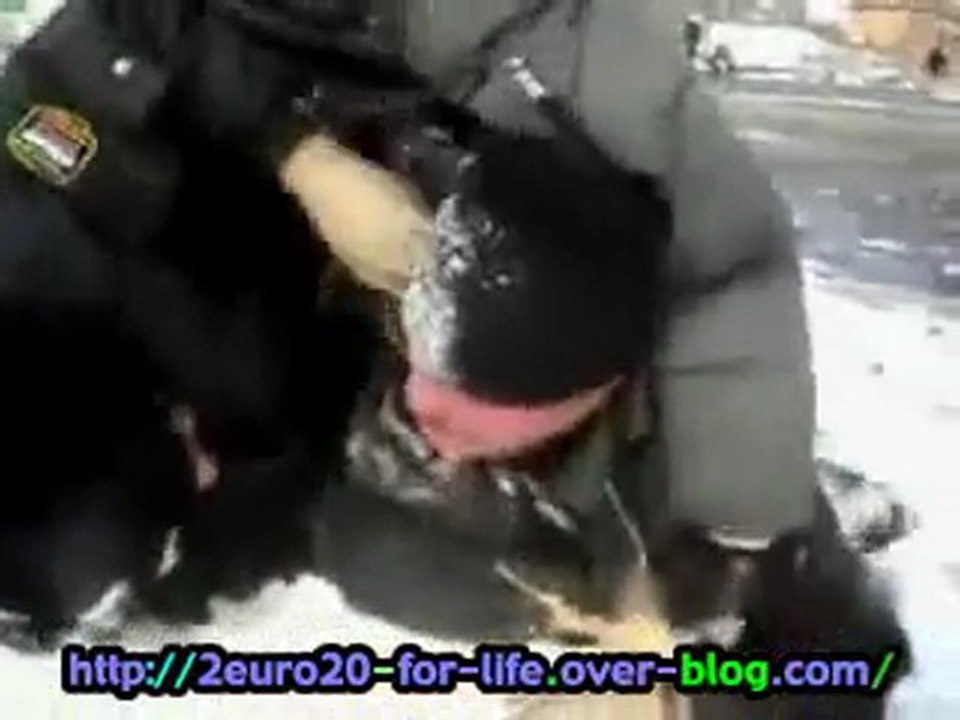 Un Russe complètement ivre ou juste abrutis