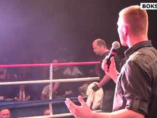 Przemysław Majewski wita się z kibicami na gali w Atlantic City (24.03.2012)