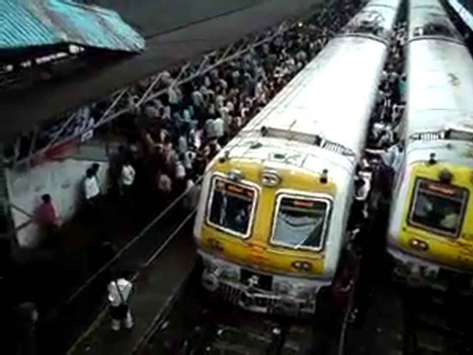 3000-3500_people_board_a_local_train_in_1_minute