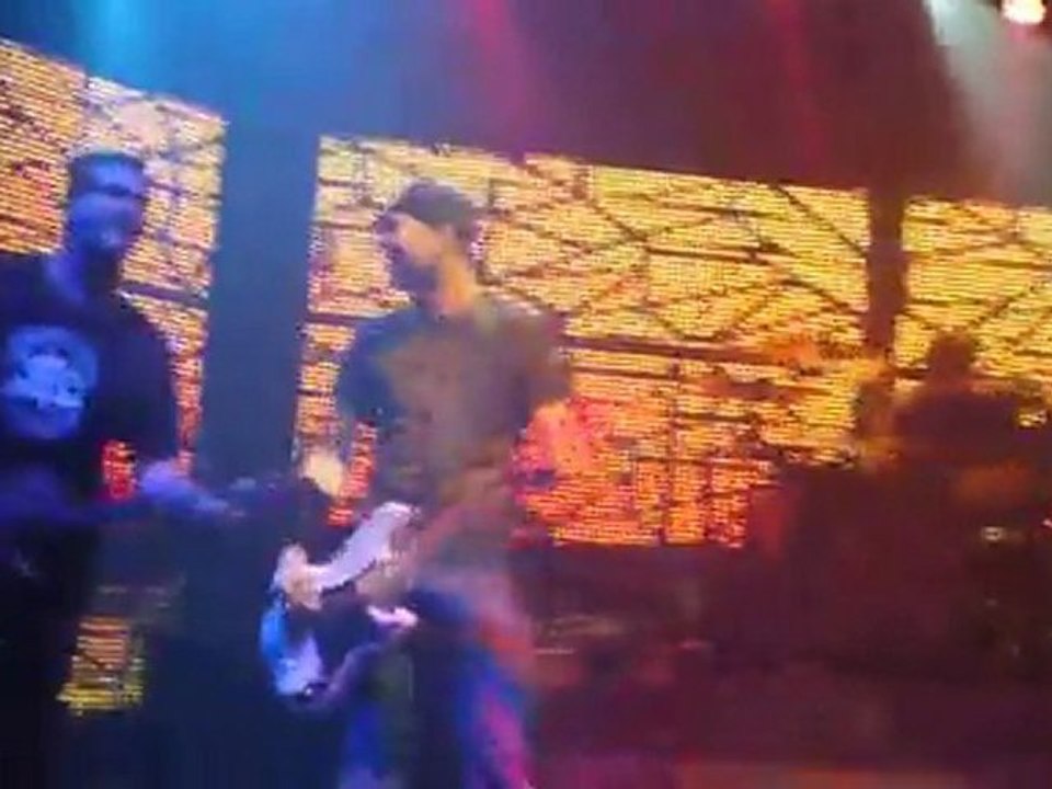 3 Doors Down - Away From The Sun (Live @ Le Bataclan - 06/03/2012)