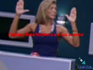 Fabiana bate na mesa e acende a luz!