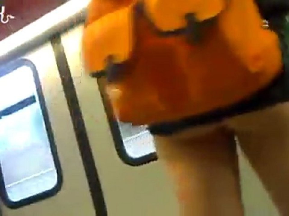 Elle s'habille comme une pouf et fait la bouffonne dans le metro, mais elle tombe sur le mauvais mec...