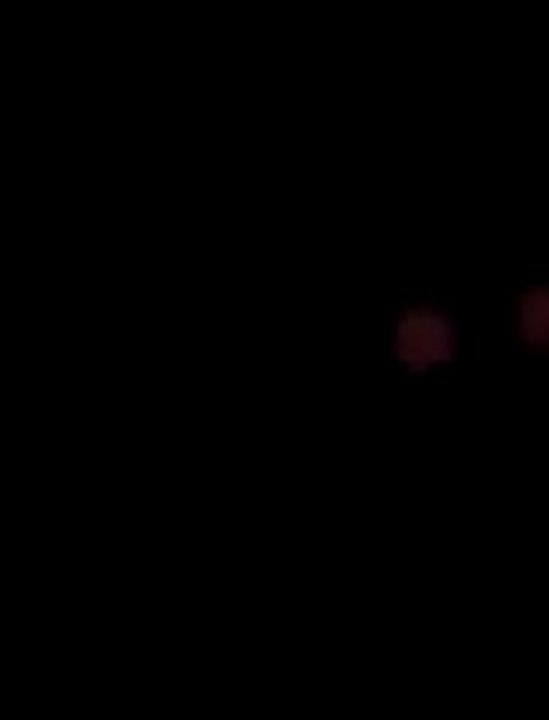 OVNI formation triangulaire lumineuse rouge