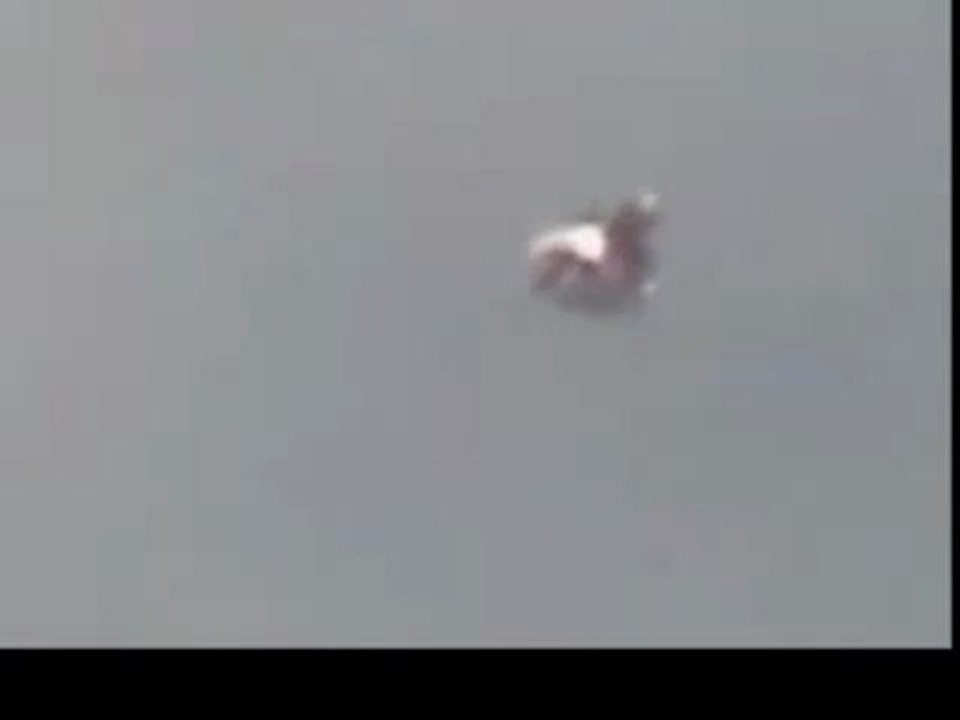 OVNI meprise possible (groupement de ballons argenté)