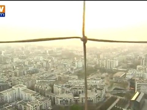 Ce mardi est une journée très pollué en France et notamment en Ile de France. BFMTV est monté à bord du ballon captif arrimé dans le XVe arrondissement pour une vue imprenable sur la capitale.