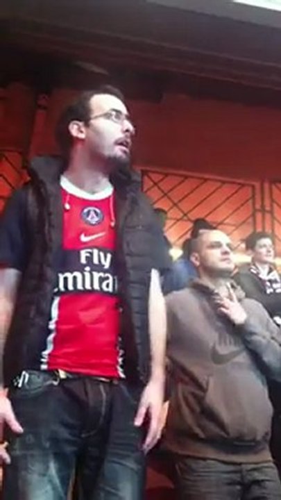 Supporter PSG tombe dans les gradins