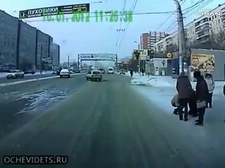 Araç çarptı, takla atarak savruldu, kalktı yürüdü