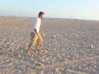 Бекхэм веселится на пляже