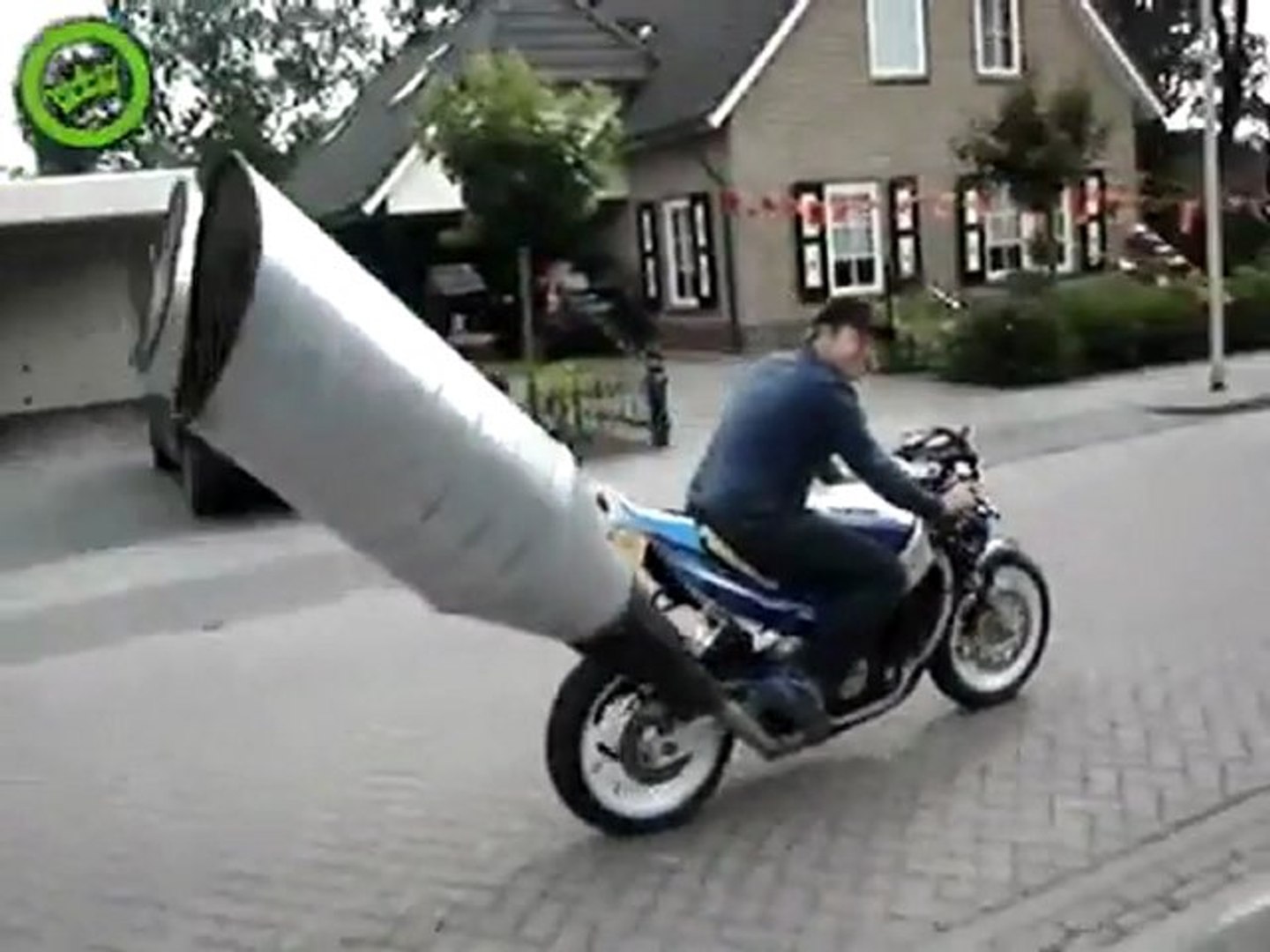 Мотоцикл с большим глушителем