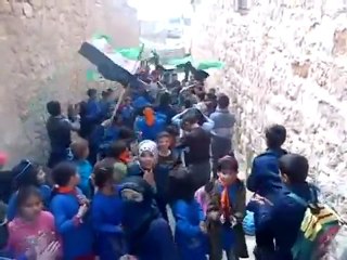 Télécharger la video: فري برس حلب الباب مظاهرة طلابية رااائعة حي الجبل 28 3 2012