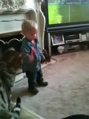 Kediden Çocuğa Uçan Tekme