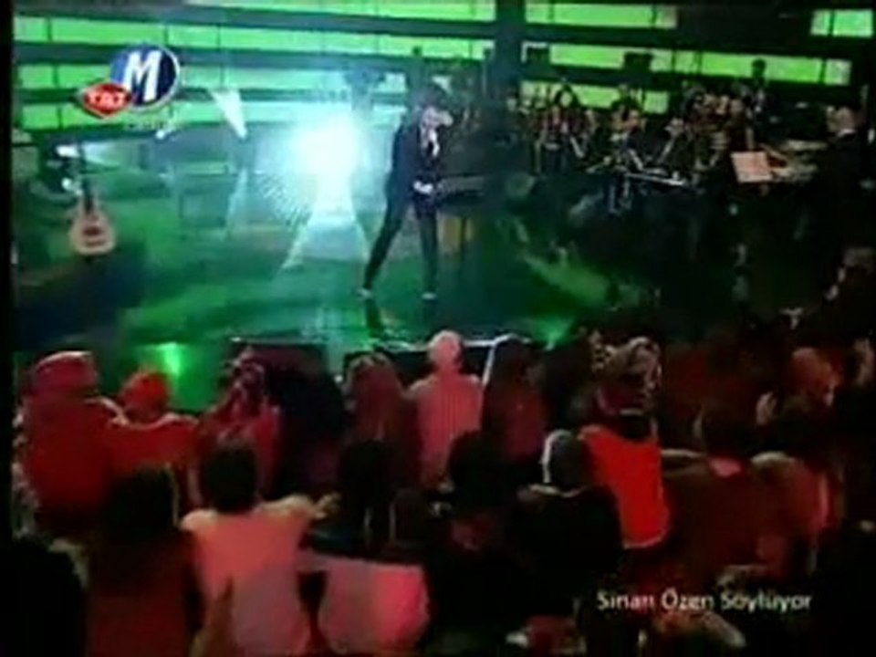 sinan özen söylüyor kapına kırmızı bir gül bıraktım 23.02.2011