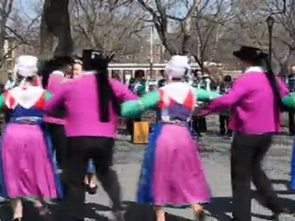 St Patrick 2012 NYC: Bagad Plougastell & Cercle Bleuniou Sivi in Manhattan