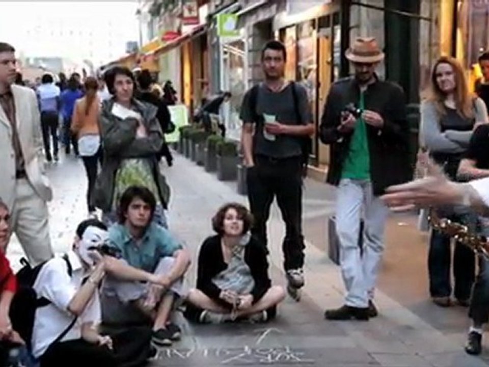 Les Indignés et les banques- theatre de rue - 24mars