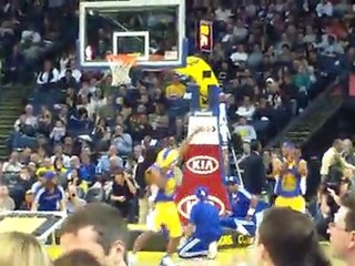 warriors-hornets-trampoline