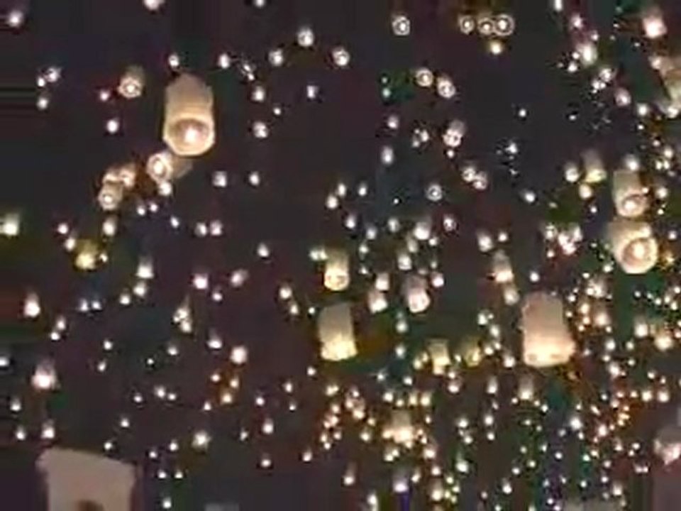 OVNI meprises possible (traditionnelles lanternes thai)