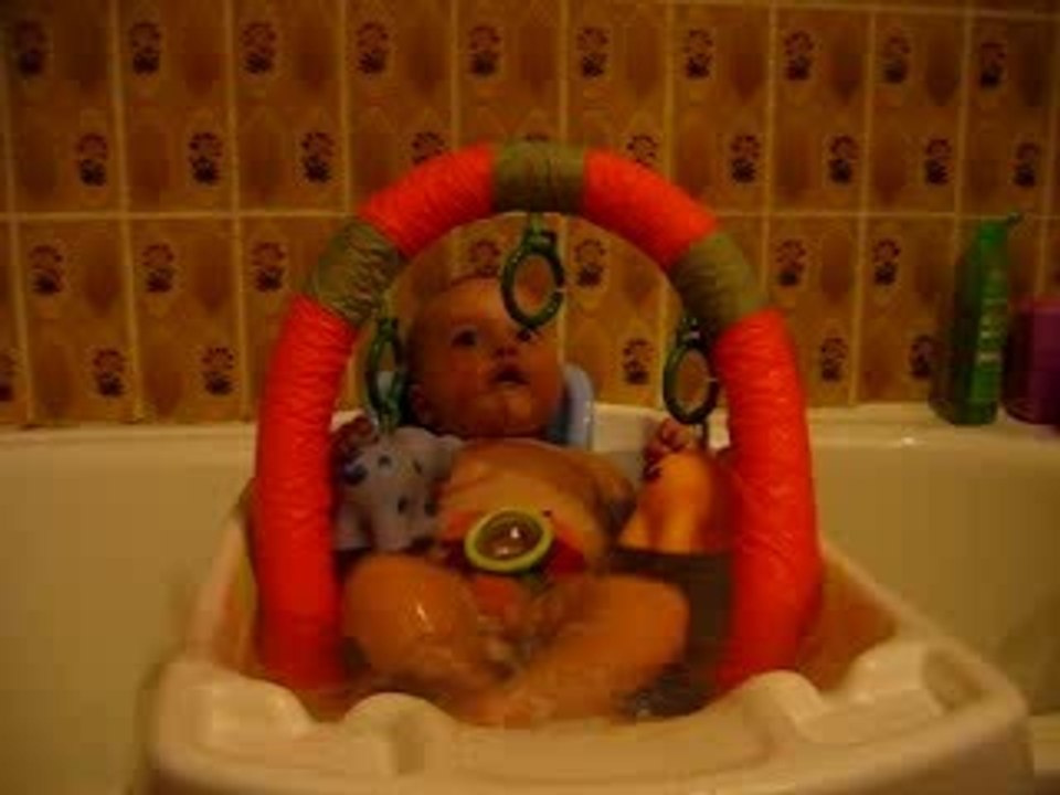 Lukas adore le bain !