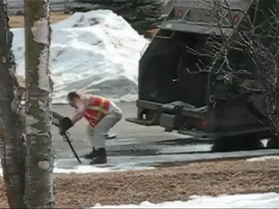 Un éboueur très énervé