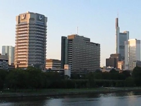 Francfort, Allemagne : rivière et gratte ciel