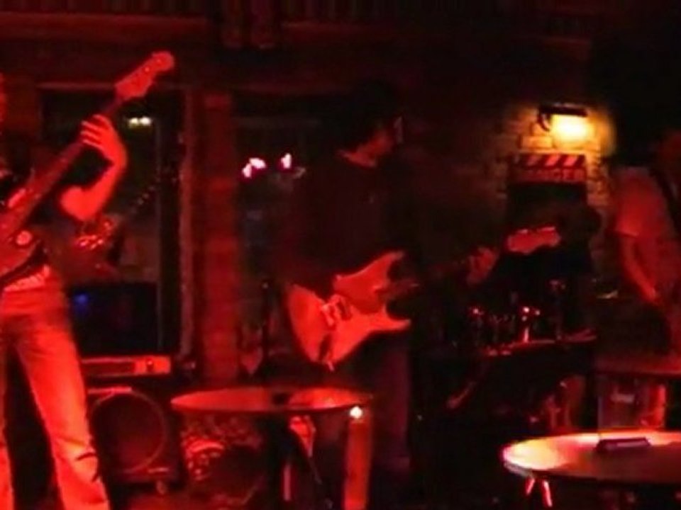 Voyn - Tudors Pub - Everybody Needs Somebody