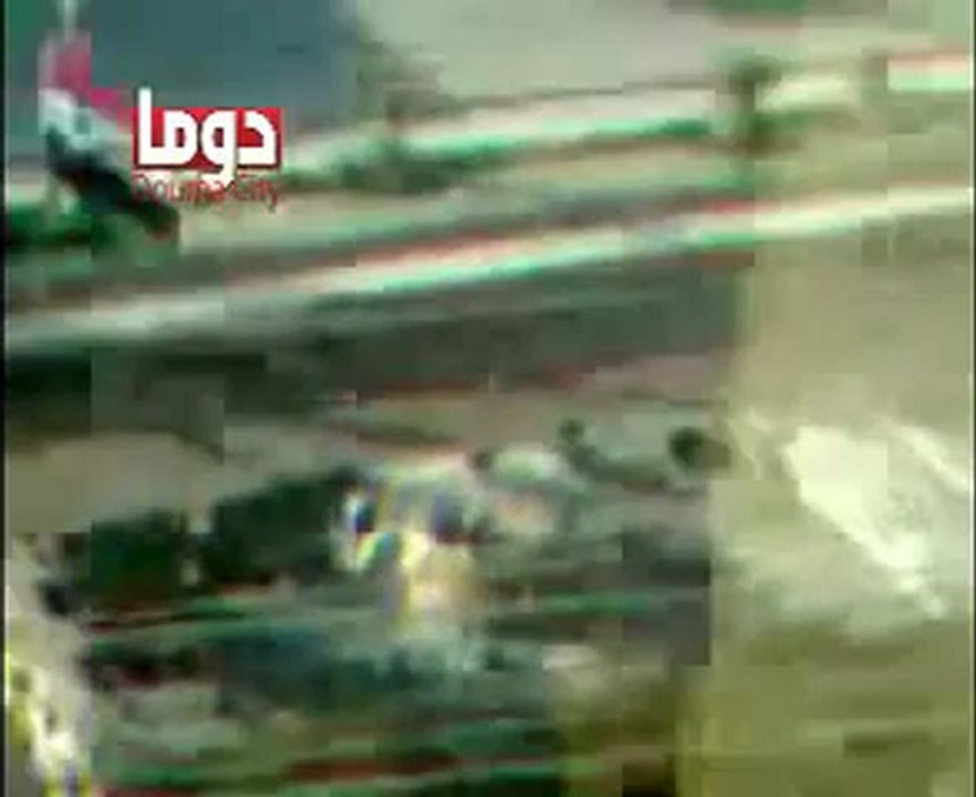 فري برس ريف دمشق الدبابة تقوم باطلاق الرصاص عشوائا بأحد ضواحي دوما 29 3 2012