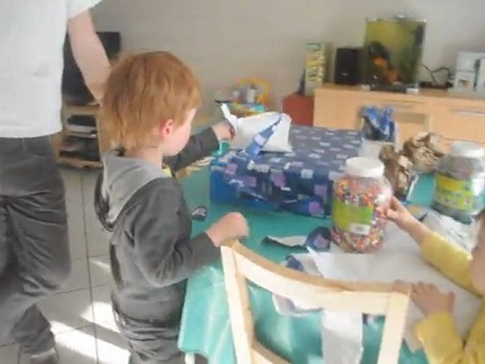 Gaël ouvre ses cadeaux