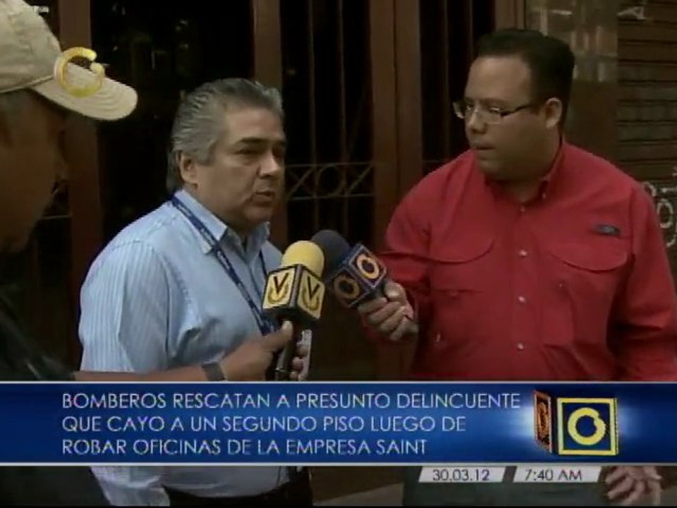 Bomberos rescatan a ladrón que cayó de un segundo piso en Plaza Venezuela