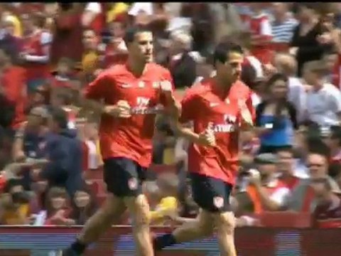 Premier League: Petit desea que siga Van Persie