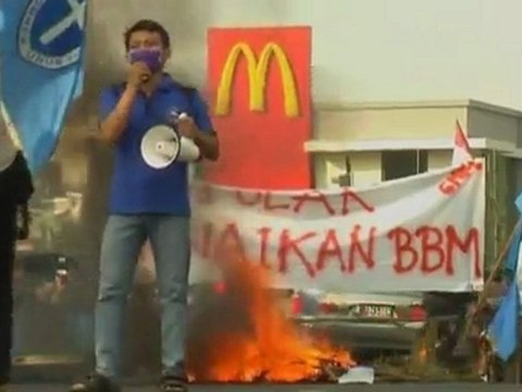 Indonesians protest fuel price hikes