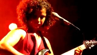 Emel Mathlouthi en concert à Paris.