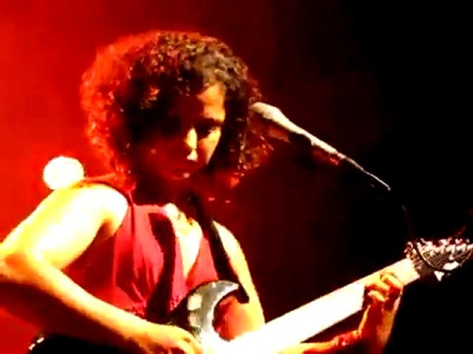 Emel Mathlouthi en concert à Paris.