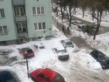 Chute de neige dtruit des voitures en stationnement