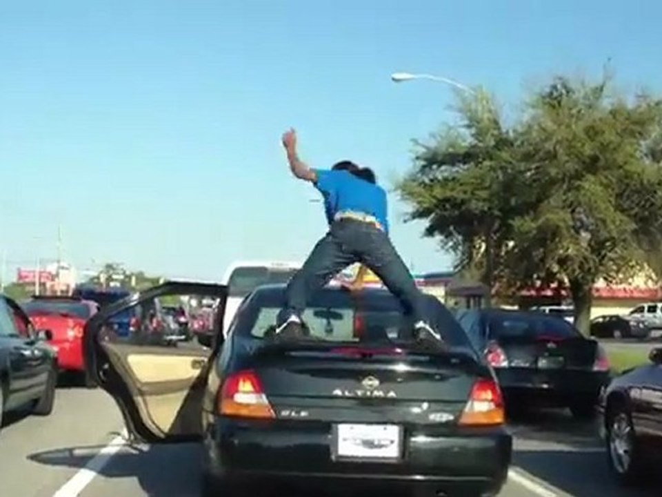 Un homme ne peut s'empêcher de danser dans les bouchons